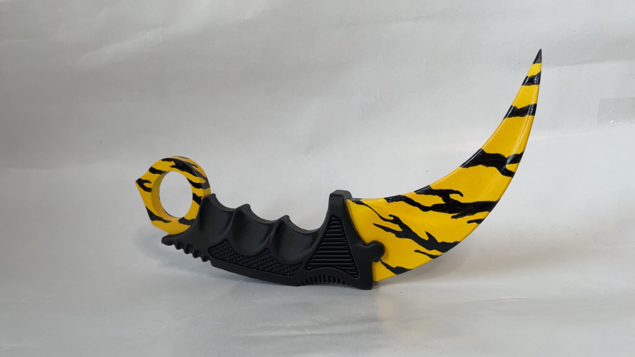 Dekorativ Håndmalt Karambit #01